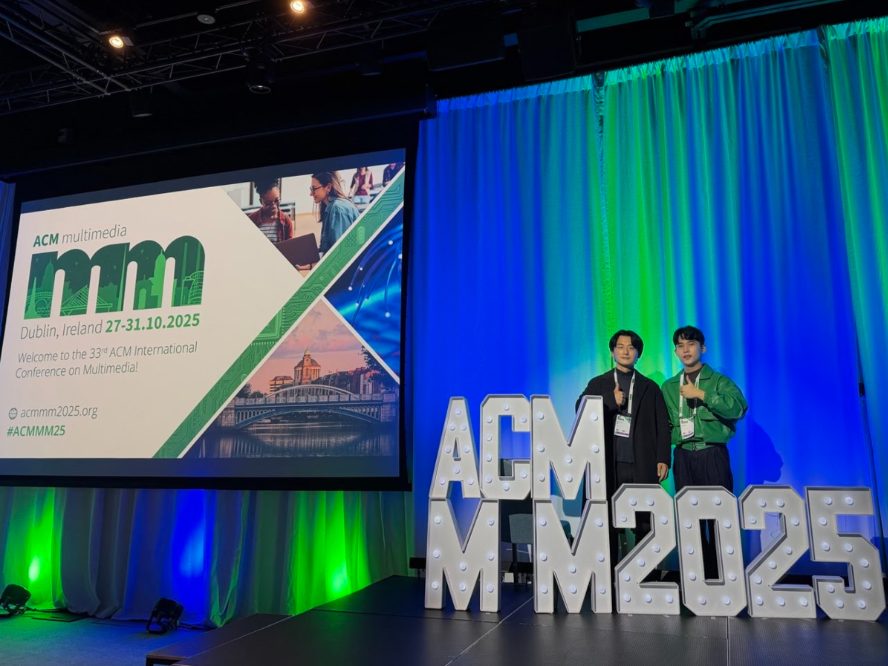 Two lab members on stage at ACM Multimedia 2025 in Dublin
